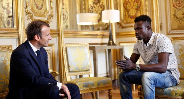 ماكرون يستقبل المهاجر "سبايدرمان" الذي أنقذ طفلا بأعجوبة من الموت .. ويفاجئه بهذا القرار (فيديو)