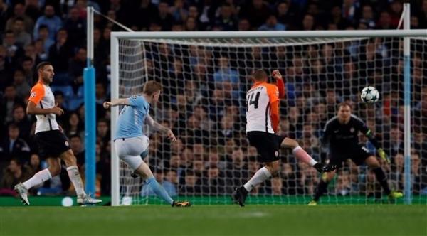 مانشستر سيتي يهزم شاختار بثنائية ونابولي يعبر فينورد بسهولة