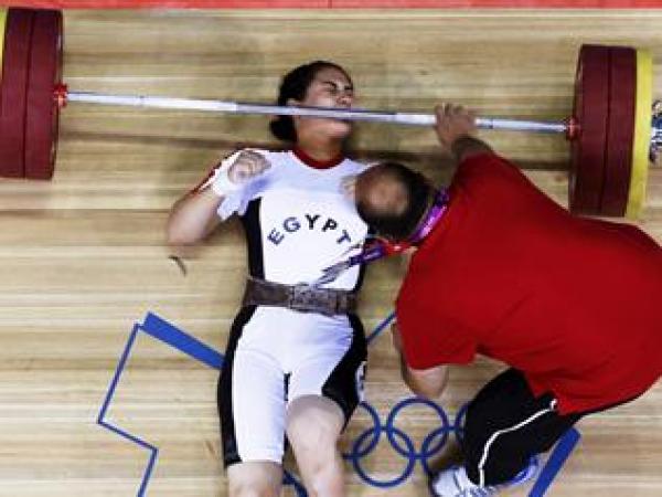 إصابة الرباعة المصرية بعد وقوع وزن ثقيل على عنقها