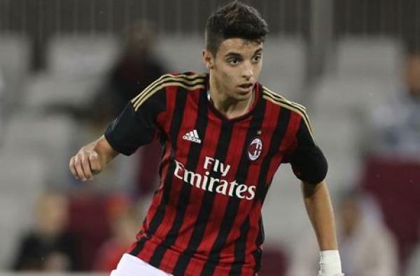 ميلان يعلن عن تجديد عقد لاعبه المغربي 