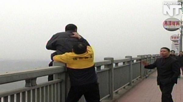 بالفيديو: صيني يكرس حياته لمنع الآخرين من الانتحار