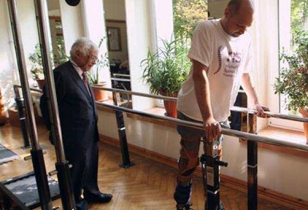 مشلول يمشي بعد أول عملية زرع خلايا عصبية