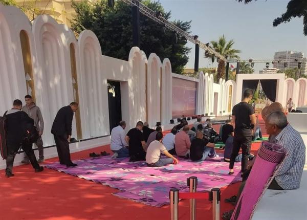 صورة لمصلين فوق "السجادة الحمراء" لمهرجان سينمائي عالمي تثير جدلا واسعا بين الفايسبوكيين