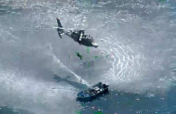 مطاردة مثيرة بين هليكوبتر وقارب محمل بالكوكايين (فيديو)