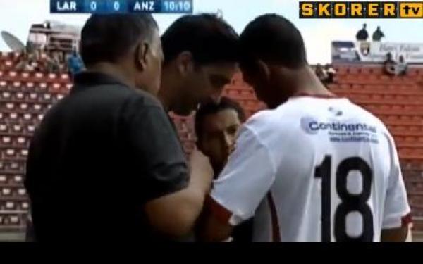 بسبب خاتم الخطوبة .. شاهد ماذا حدث لهذا اللاعب