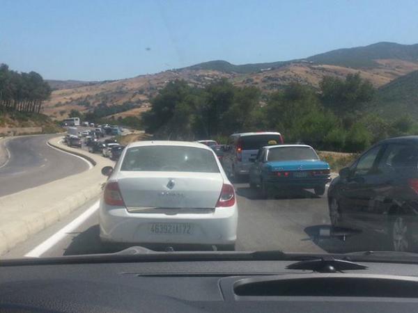موكب من السيارات متجه الى تطوان عبر الطريق الوطنية طنجة - تطوان 