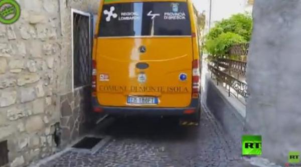 شوارع ضيقة لا تمنع هذه الحافلة من السير!