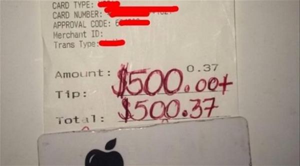 تركت 500 دولار إكرامية لنادل أدخل الفرحة لقلب والدتها