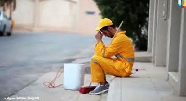 عامل نظافة يسلم حقيبة عثر عليها بها آلاف الدولارات ويرفض ترقيته بسبب أمانته