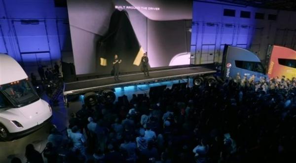 بيبسيكو تتسلم الدفعة الأولى من شاحنات "سيمي" الكهربائية من تسلا