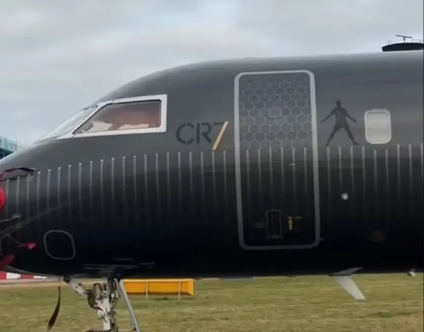 احتجاز طائرة كريستيانو رونالدو في مانشستر لسبب مفاجئ!