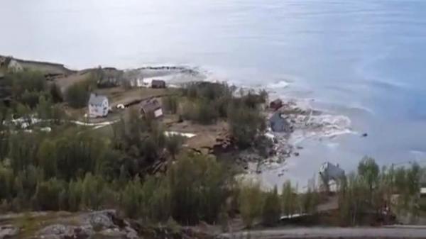 لحظة ابتلاع بحر قرية بسكانها (فيديو)