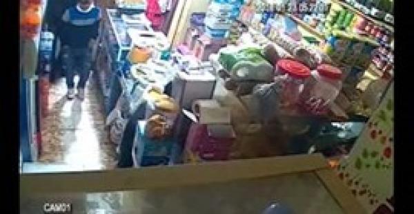 بالفيديو.. بائع مغربي يقهر 4 لصوص مسلحين بعصا خشبية