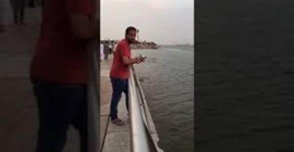 بالفيديو.. خليجية تلقن شابا حاول التحرش بها درسًا لن ينساه