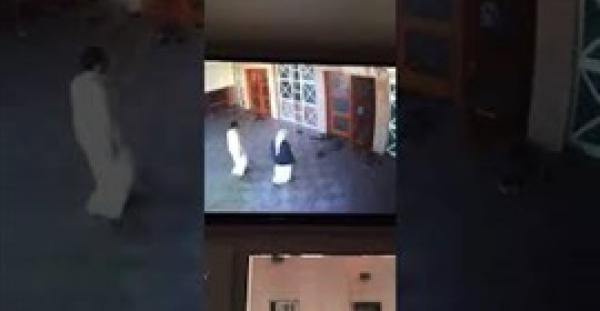 حيلة ماكرة لصوص يسرقون رجلا أمام مسجد (فيديو)