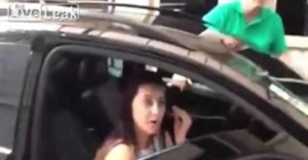 بالفيديو.. لحظة ضبط رجل زوجته الخائنة في سيارة صديق العائلة