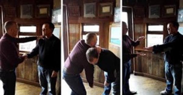 معالج بالتنويم المغناطيسي يضع زبائنه في نوم عميق خلال ثانية (فيديو)