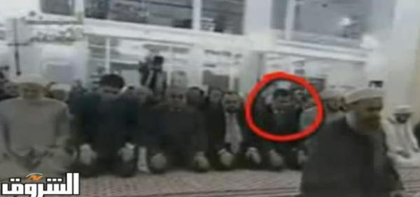 بشار ينهي الصلاة قبل الإمام!