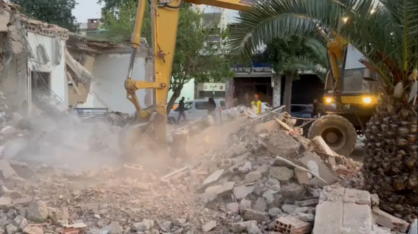 بتعليمات من الوالي آيت الطالب.. الشروع في هدم البنايات المهجورة بمدارة الأطلس بفاس