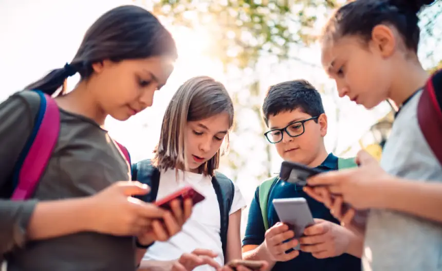 بعد تقييد وصول القاصرين إلى شبكات التواصل..أوربا تُطلق قواعد رقمية للتحقق من سن المستخدمين