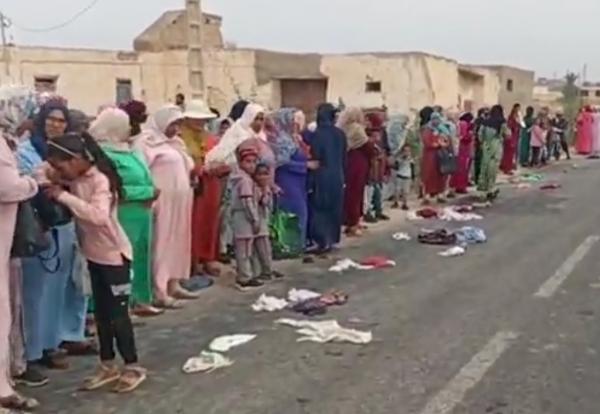 لسبب غريب.. فتيات يرمين "ملابسهن الداخلية" على الطريق ببوكدرة (صور)