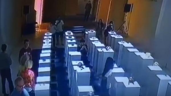 بالفيديو...بسبب غبائها، فتاة تخسر 200 مليون عند محاولتها التقاط سيلفي