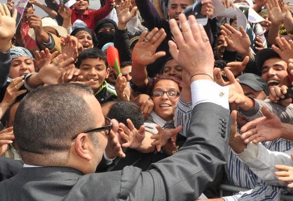 خطير : مواطنة مغربية تقود حملة لخلع البيعة عن الملك محمد السادس‏ (صور)