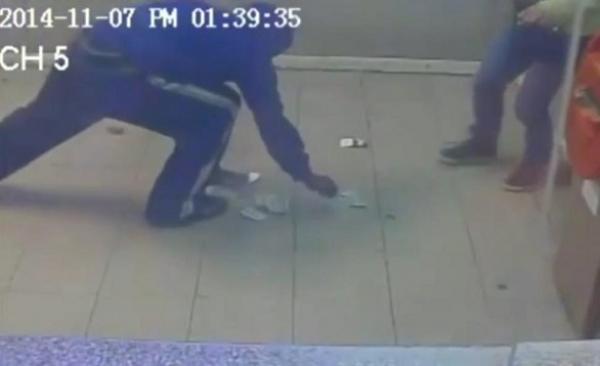 بالفيديو: لص يقتحم مطعماً صينياً بحقنة ملوثة بالإيدز