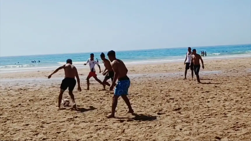 أصيلة.. شاطئ يجذب الأثرياء الأجانب بطريق كارثية وتهميش ممنهج