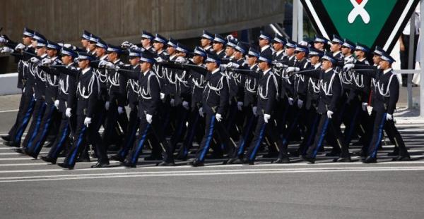 الأمن يعتقل عشرينيا ينتحل صفة إطار في معهد الشرطة وينصب على ضحاياه الراغبين في التوظيف وهذا ماحجزوه بمنزله