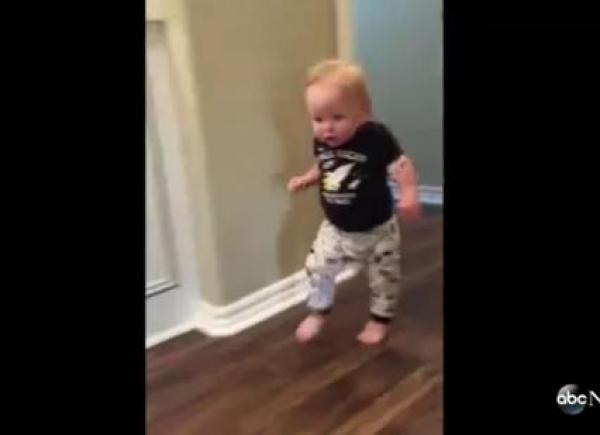 بالفيديو: ردة فعل رضيع أصدر جده صوتاً مخيفاً