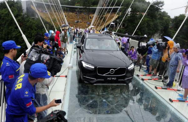 بالفيديو: أطول جسر زجاجي في العالم يثبت متانته