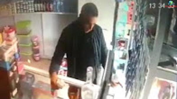 شخص نصب بطريقة السماوي على مول الحانوت في حي المحاميد بمراكش