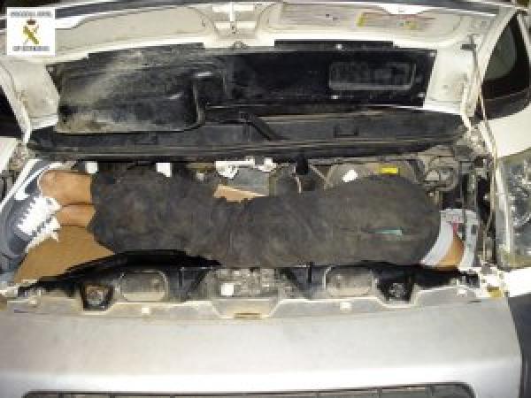 شاب مغربي حاول التسلل الى اسبانيا مختبأ تحت الغطاء الامامي لشاحنة