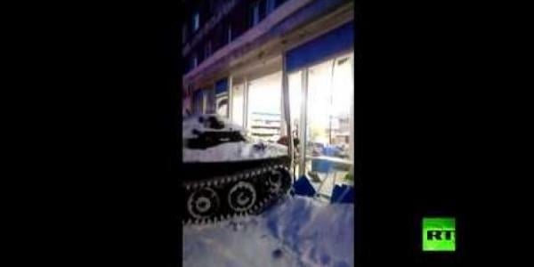 روسيا.. سرق دبابة واقتحم بها محلا كي يسرق زجاجة نبيذ!