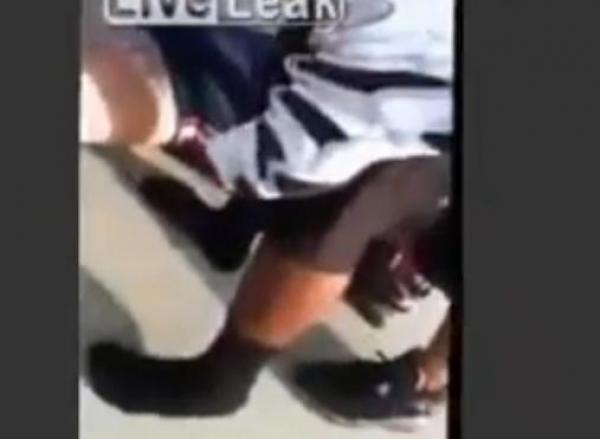 بالفيديو.. امرأة تطعن صديقها بسكين في ظهره بعد اكتشاف خيانته مع أخرى