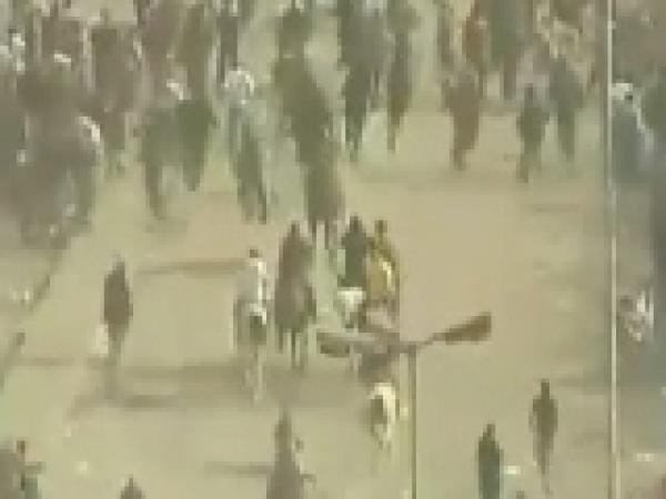 شاهد عيان : معظم من ألقي القبض عليهم من الشرطة 