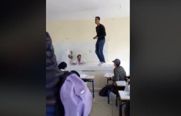 موجة الفيديوهات تتواصل بالمدارس المغربية وآخرها تلميذ يرقص ويغني بشكل مستفز أمام أستاذته (فيديو)