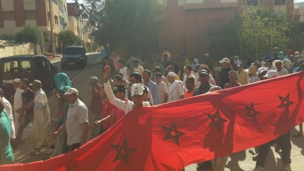 ساكنة زاوية الشيخ تحتج وتقطع 76 كلم مشيا على الأقدام ووالي الجهة يفتح الحوار ويمتص الغضب