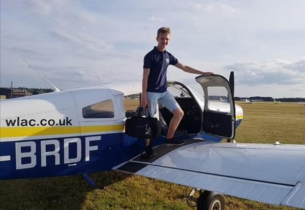 أصغر طيار في العالم .. مراهق يسافر حول العالم بمفرده خلال 6 أسابيع