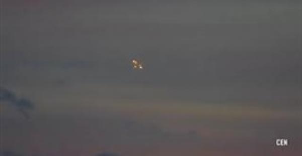 بالفيديو.. أضواء غريبة تحلق في السماء تثير حيرة الأهالي