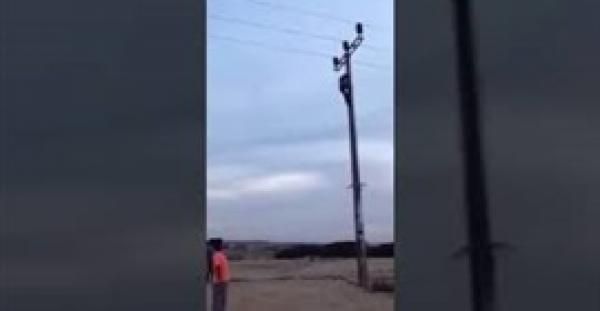 بالفيديو..صبي دخل في تحدٍ مع أصدقائه وتسلق عمودا كهربائيا فوقعت الفاجعة