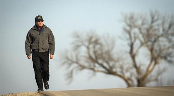 ستيني يسير 56 كيلومتراً يومياً إلى العمل