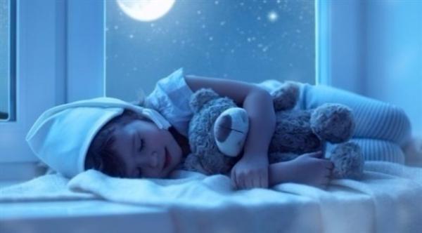 هل يطحن طفلك أسنانه أثناء النوم؟ إليك الأسباب