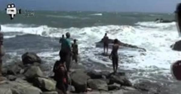 بالفيديو.. لحظة ابتلاع الأمواج شاب في اليمن