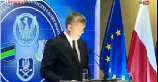 بالفيديو.. وزير الدفاع البولندي يتعرض لموقف محرج على الهواء