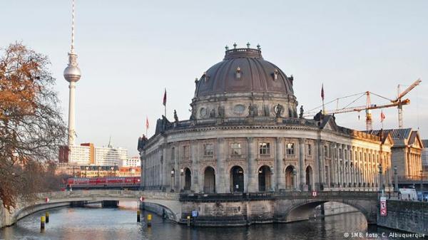 برلين: أمريكي يقفز في نهر لكنه لم يظهر ثانية