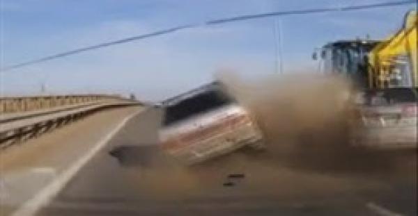 بالفيديو.. سائق يتعرض لحادث مروع بسبب غبائه