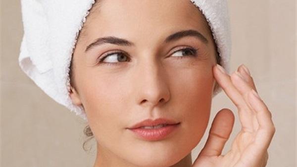 كيف تعتني بالبشرة حول العينين؟؟