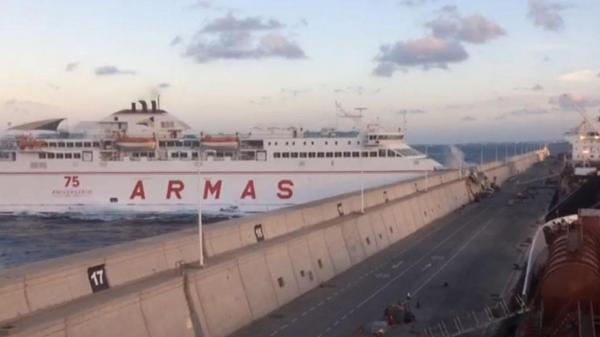 لحظة إصطدام عبارة بحائط ميناء "جزيرة الكناري"